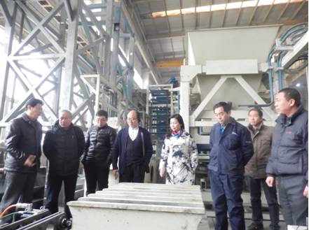 仁創(chuàng)集團(tuán)秦升益董事長(zhǎng)蒞臨銀馬免燒磚機(jī)指導(dǎo)工作 仁創(chuàng)集團(tuán)秦升益董事長(zhǎng)蒞臨銀馬免燒磚機(jī)指導(dǎo)工作