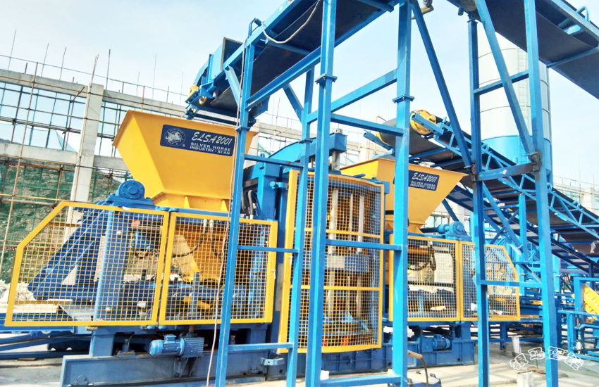 路面透水磚機械:皮帶傳輸機清理不干凈的嚴(yán)重后果