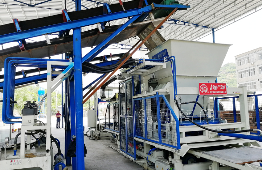 透水磚機(jī)設(shè)備六大特點(diǎn)一個(gè)都不能少！