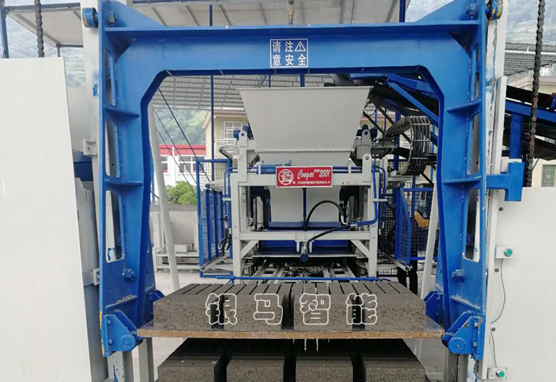 人行道步道磚機(jī)：技術(shù)猿為您解析傳輸設(shè)備撒料原因！