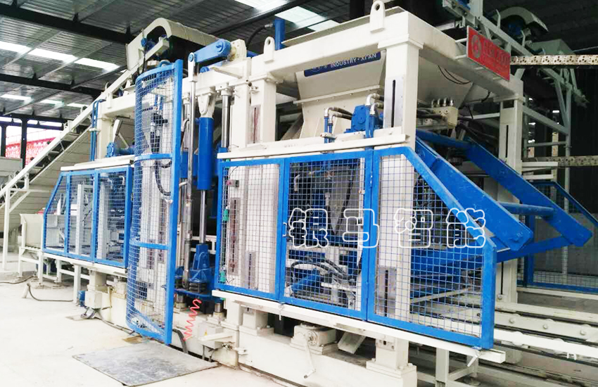 自動化制磚生產(chǎn)設(shè)備：免燒磚機(jī)設(shè)備型號如何區(qū)分？