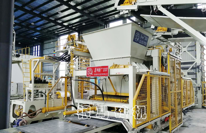 活躍于固廢再生事業(yè)中的全自動免燒磚機