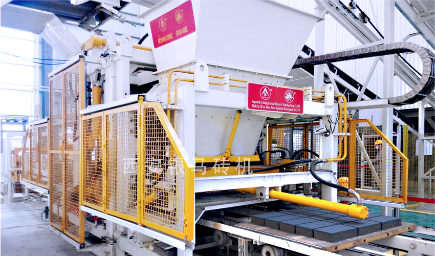 全自動水泥制磚機器生產環(huán)境要求與配件的影響